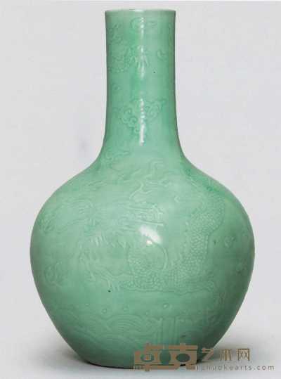 乾隆 豆青釉刻云龙纹天球瓶 高61.5cm